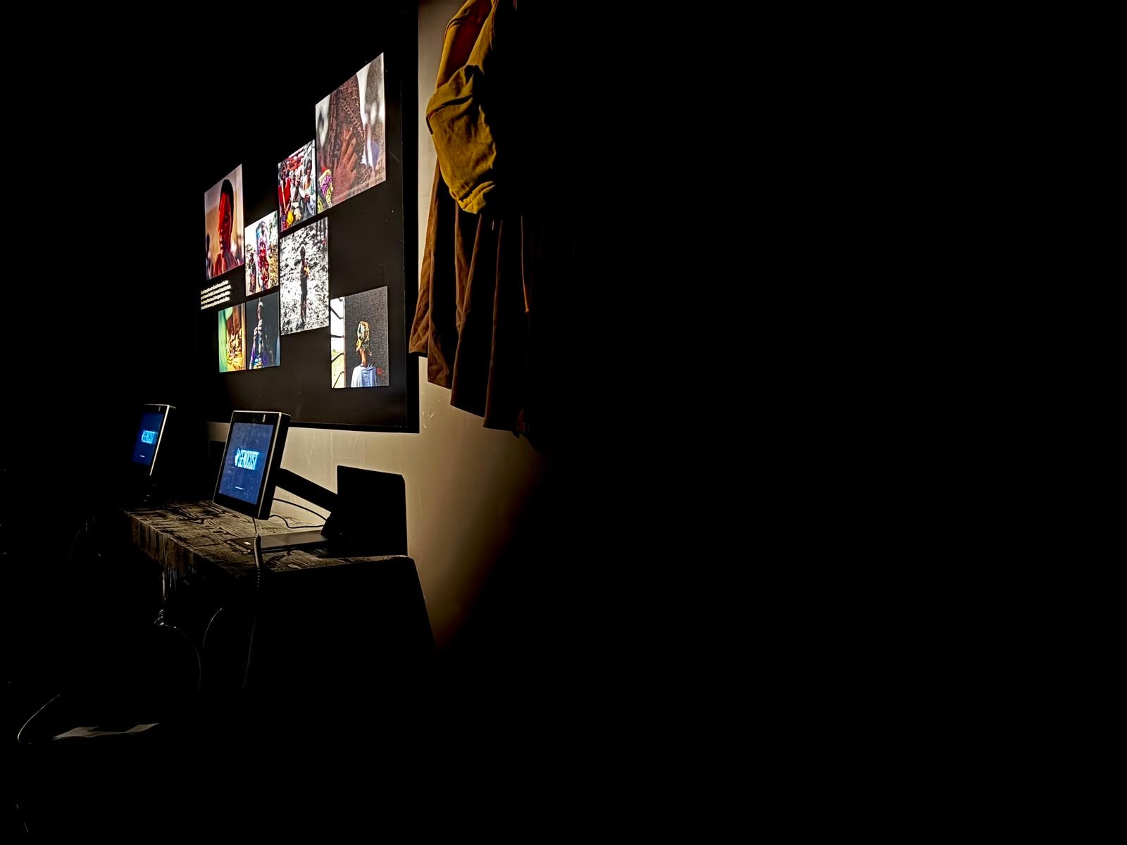 Rayonnages et documents dans un espace de consultation